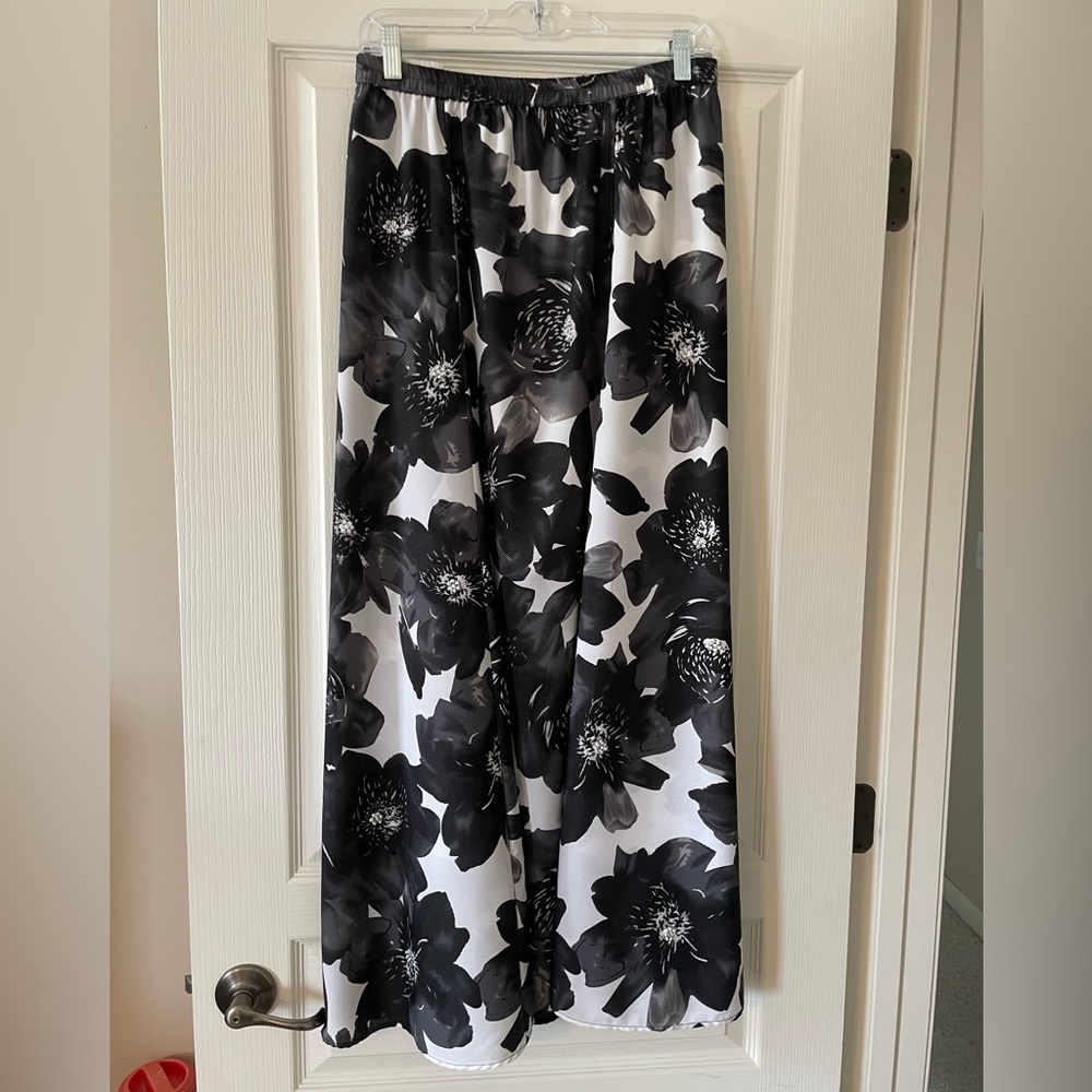 Roz & Ali Black and White Floral Maxi Skirt